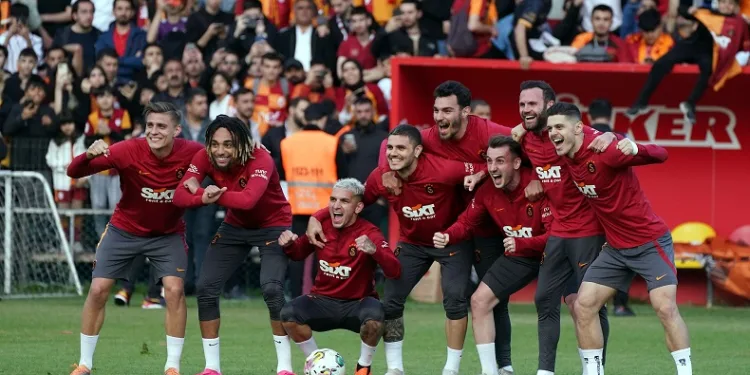 Galatasaray, taraftarlara açık antrenman yaptı