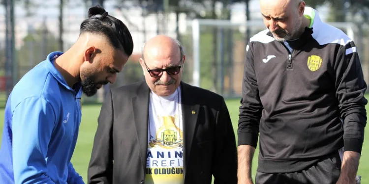 Ankaragücü’nden, ağlayan taraftarına doğum günü jesti