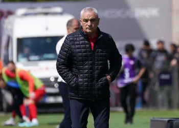 Sivasspor Teknik Direktörü Rıza Çalımbay: “Takımı eksik bırakan arkadaşımız maçın önüne geçti”