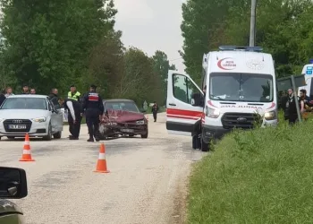 Bursa’da iki otomobil çarpıştı:5 yaralı