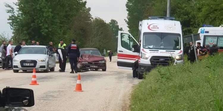 Bursa’da iki otomobil çarpıştı:5 yaralı