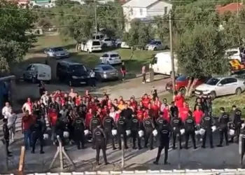 Göztepe taraftarı, takımını kaldırımdan destekledi