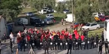 Göztepe taraftarı, takımını kaldırımdan destekledi