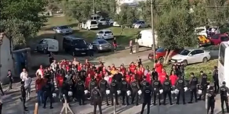 Göztepe taraftarı, takımını kaldırımdan destekledi