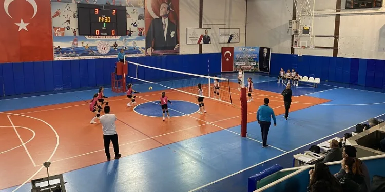 Voleybol küçükler grup müsabakaları Sinop’ta başladı