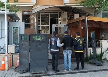 Hırsızlar polisten kaçamadı