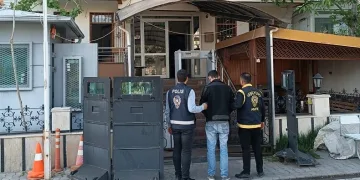 Hırsızlar polisten kaçamadı