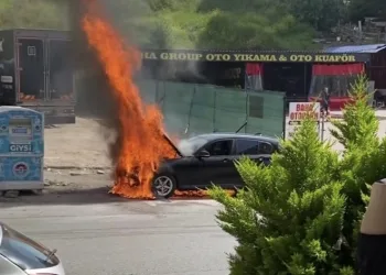 Otomobil alev topuna döndü