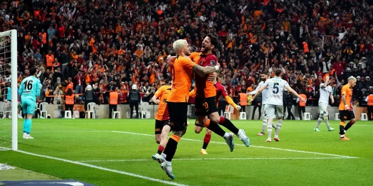 Galatasaray evindeki yenilmezliğini 15’e çıkardı