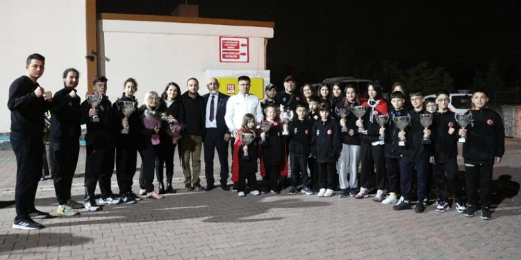 Milli sporculara coşkulu karşılama