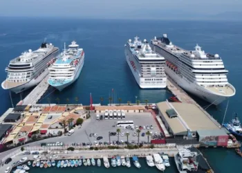 Kuşadası’na gelen 4 gemi esnafı sevindirdi