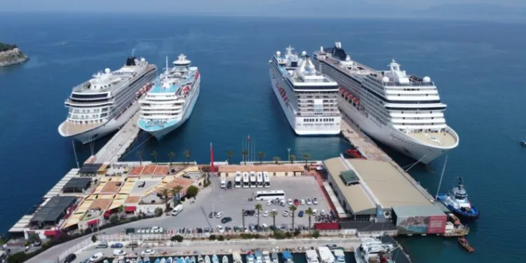 Kuşadası’na gelen 4 gemi esnafı sevindirdi