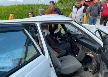 Otomobil ile kamyon kafa kafaya çarpıştı