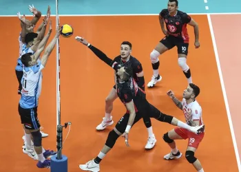 Ziraat Bankkart, final serisinde 2-1 öne geçti.