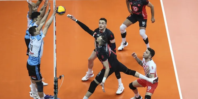 Ziraat Bankkart, final serisinde 2-1 öne geçti.