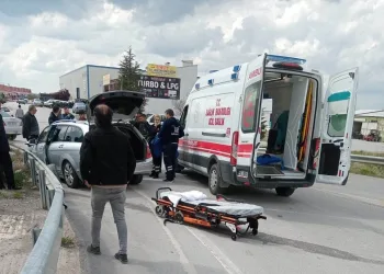 Kontrolden çıkan otomobil bariyerlere çarptı