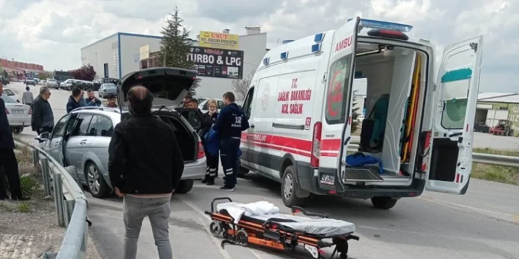 Kontrolden çıkan otomobil bariyerlere çarptı