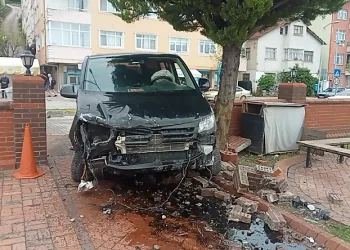 Freni boşalan minibüs ticari taksiye çarptı
