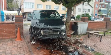 Freni boşalan minibüs ticari taksiye çarptı