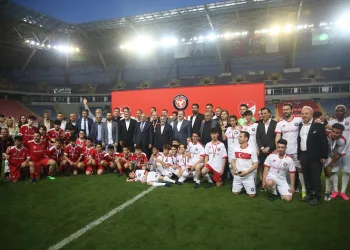 “TFF Omuz Omuza Gösteri Maçı” Mersin’de oynandı