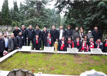 Şampiyonluk kupası merhum Samsunsporluların mezarında
