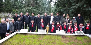 Şampiyonluk kupası merhum Samsunsporluların mezarında