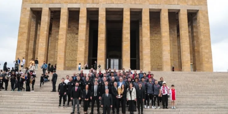 Samsunspor’un şampiyonluk kupası Anıtkabir’de