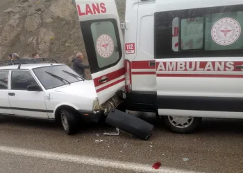 Kazaya müdahale eden ambulansa otomobil çarptı