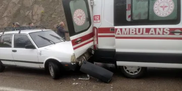 Kazaya müdahale eden ambulansa otomobil çarptı