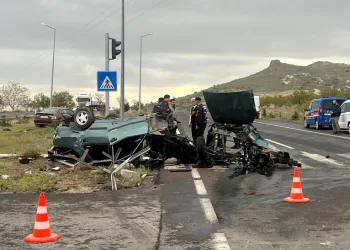 Kaza yapan otomobil ikiye bölündü