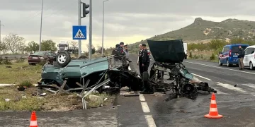 Kaza yapan otomobil ikiye bölündü
