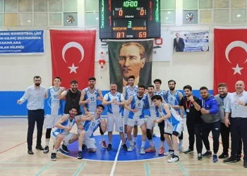 Belediye başkanı basketbol takımında
