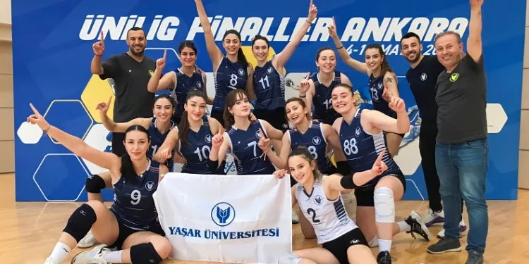 Yaşar Üniversitesi Kadın Voleybol Takımı namağlup şampiyon oldu