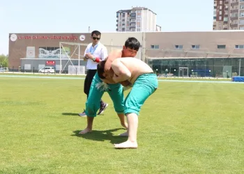 Gençlik Haftası’nda Karakucak güreşleri düzenlendi
