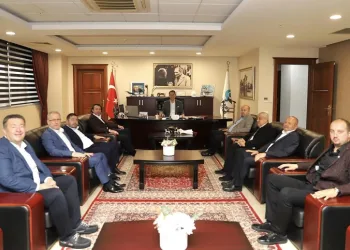 Bandırmaspor yeni yönetimi Belediye Başkanı Tolga Tosun’u ziyaret etti