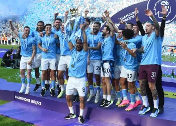 Manchester City, şampiyonluk kupasını kaldırdı