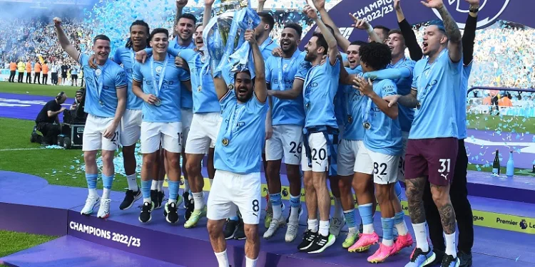 Manchester City, şampiyonluk kupasını kaldırdı