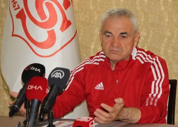 DG Sivasspor Teknik Direktörü Rıza Çalımbay: “Yarı yolda bırakıp gitmem”