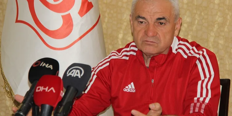 DG Sivasspor Teknik Direktörü Rıza Çalımbay: “Yarı yolda bırakıp gitmem”