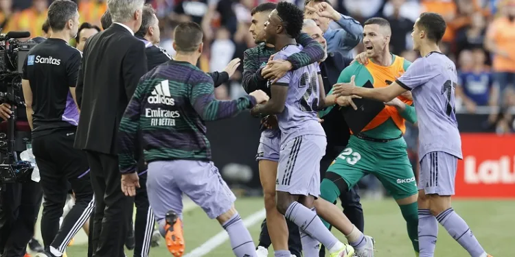 Valencia, Vinicius Jr’a ırkçı hareketler yapan taraftarları ömür boyu seyirden men etti