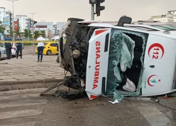 Ambulans devrildi: 4 yaralı
