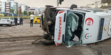 Ambulans devrildi: 4 yaralı
