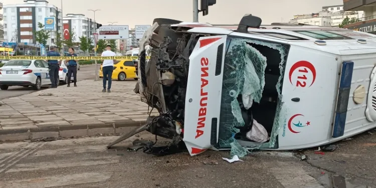 Ambulans devrildi: 4 yaralı