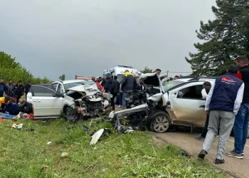 iki otomobil çarpıştı, can kayıpları var