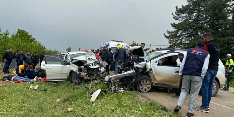 iki otomobil çarpıştı, can kayıpları var
