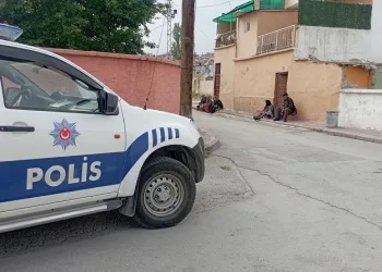 Para istediler, vermeyince bıçakladılar