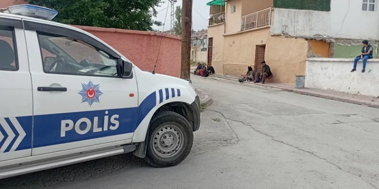 Para istediler, vermeyince bıçakladılar