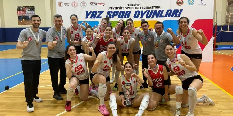 Doğuş Üniversitesi, kadın voleybolda Türkiye şampiyonu oldu