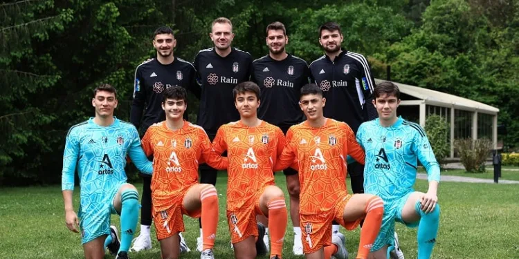 Beşiktaş’ta genç kaleciler, A takım eldivenleri ile buluştu