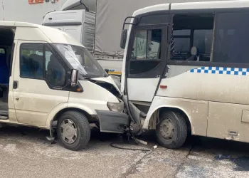 İki işçi servisi kafa kafaya çarpıştı
